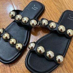 Detailed slip on sandal